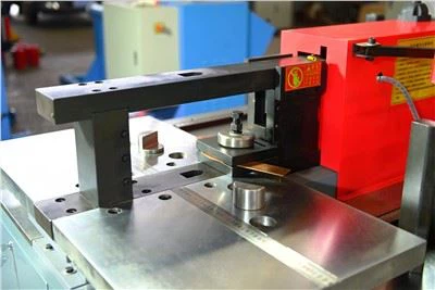 Pokyny pro ohýbací část CNC elektro-hydraulického numerického řídicího stroje na zpracování měděných a hliníkových přípojnic.